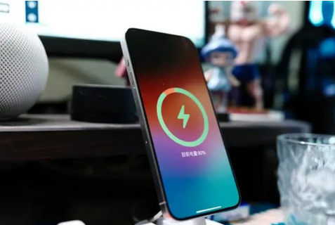 蓬江苹果15换屏服务分享用什么充电器给iPhone15充电更好 